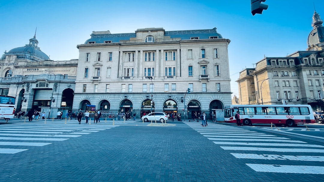 Groot monumentaal gebouw met bezoekers die het belang van professionele monumentenglas installatie illustreren
