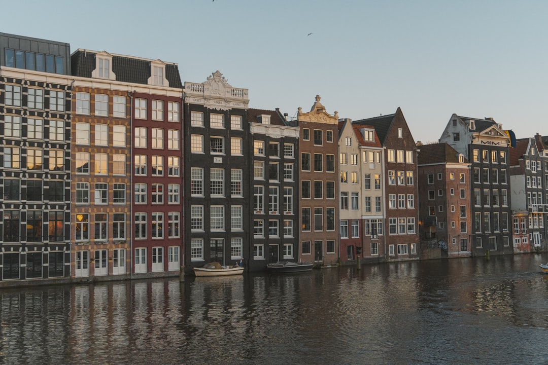 Amsterdamse gracht met monumentale panden met verschillende raamtypen